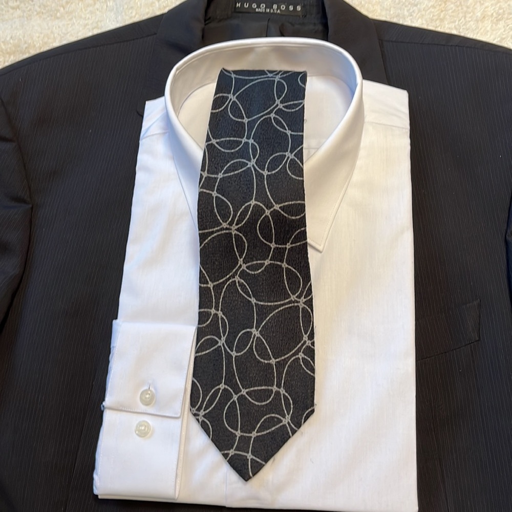 Giorgio Armani 💯% Silk, made in Italy, Black tie with silver oval pattern